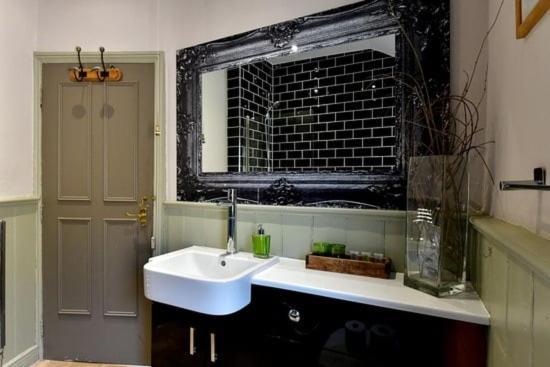Quirky 4 Bedroom Apartment With Terrace Cardiff Exterior foto